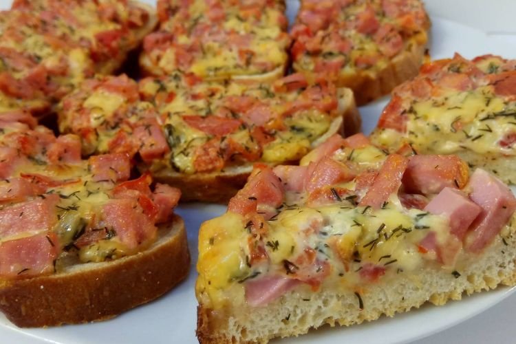 Горячие бутерброды с помидорами и солеными огурцами