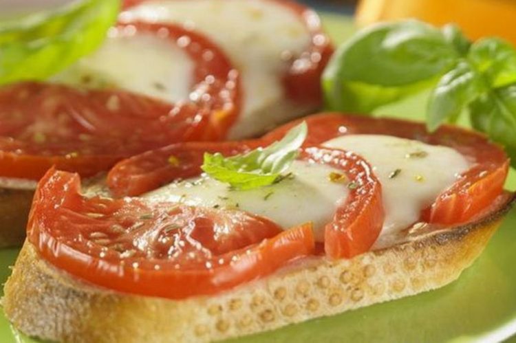Горячие бутерброды с помидорами и моцареллой