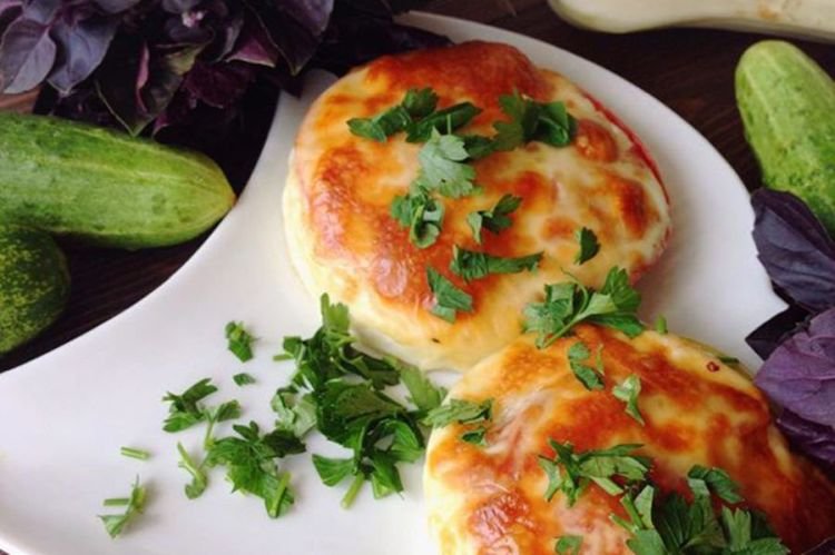 Жареные кабачки с помидорами и моцареллой