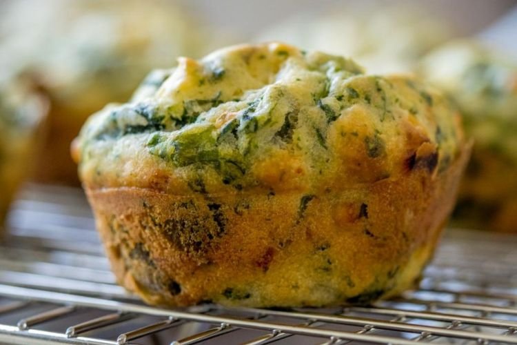 Маффины из кукурузной крупы со шпинатом