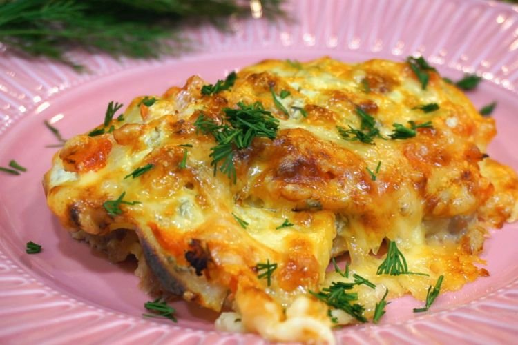 Мясо по-французски с грецкими орехами и зеленью