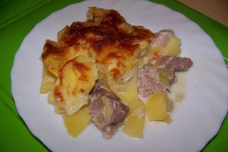 Мясо по-французски с картофелем и маринованными огурцами