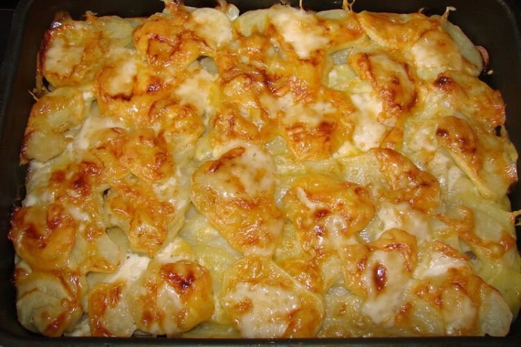 Мясо по-французски с картошкой в томате