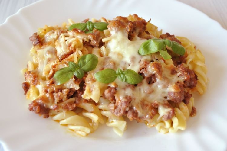 Макароны с фаршем под сырным соусом