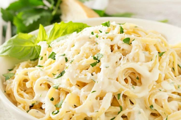 Макароны с фаршем, творогом и зеленью