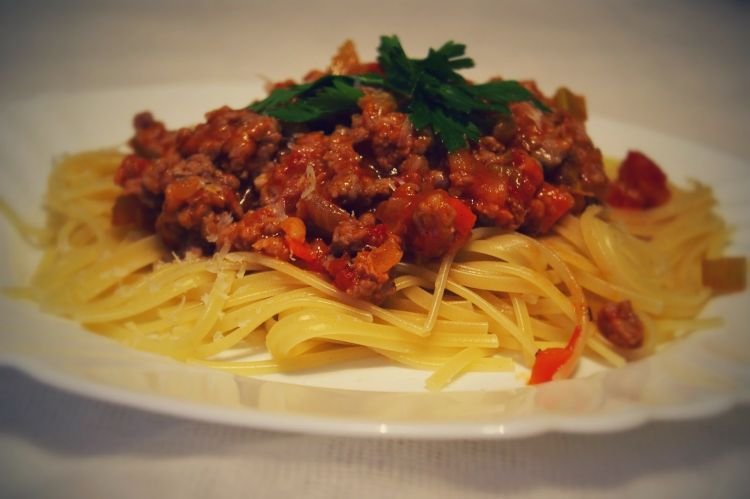 Аппетитные макароны с фаршем и помидорами