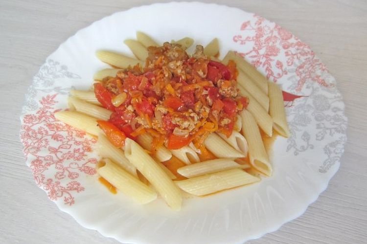 Макароны с помидорами, луком и фаршем