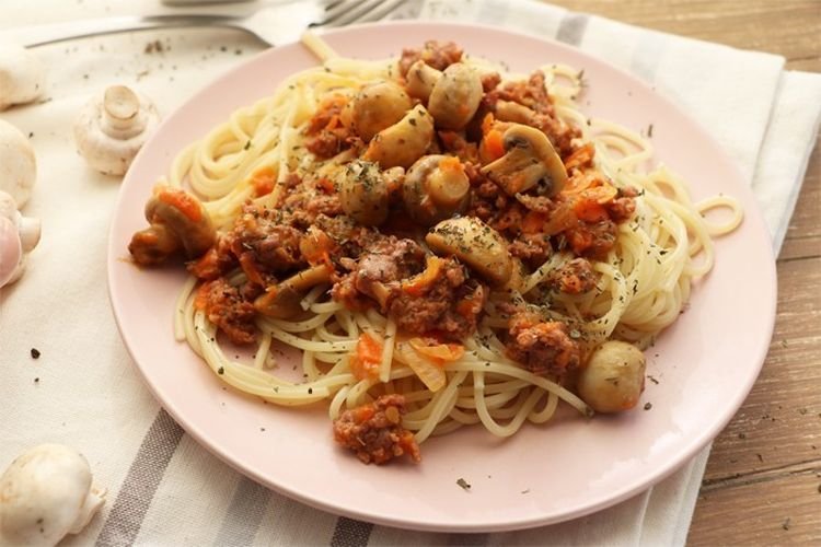 Макароны с грибами и куриным фаршем