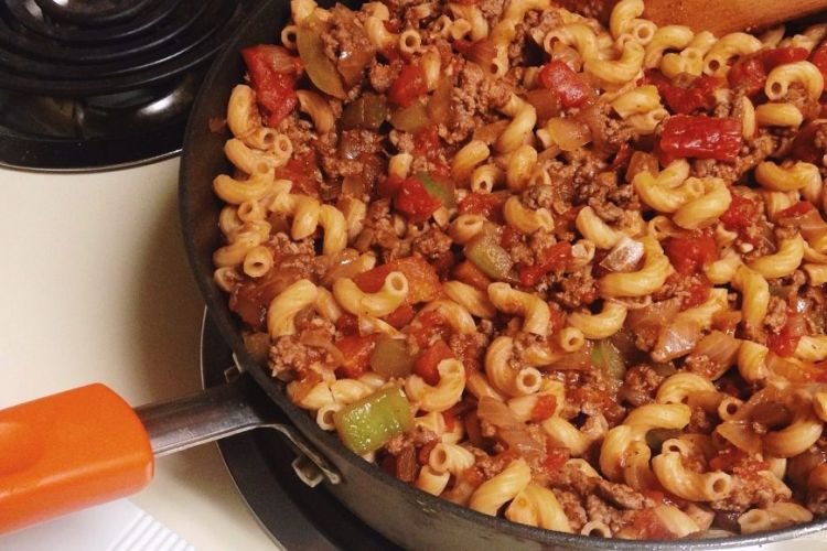 Макароны с острым перцем, помидорами и фаршем