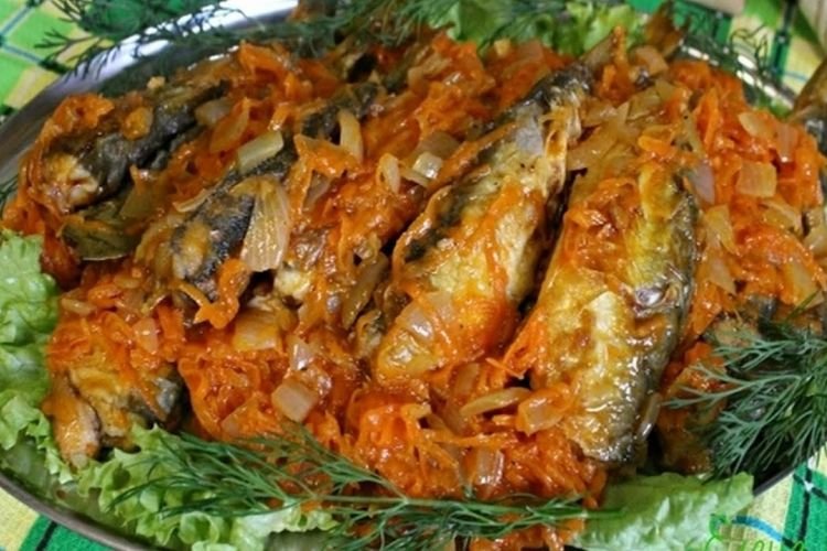 Пряная мойва с морковью и луком