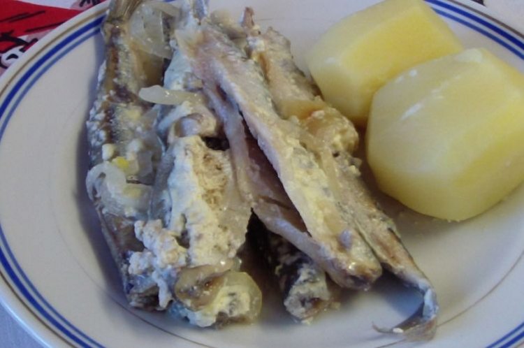 Тушеная мойва с луком