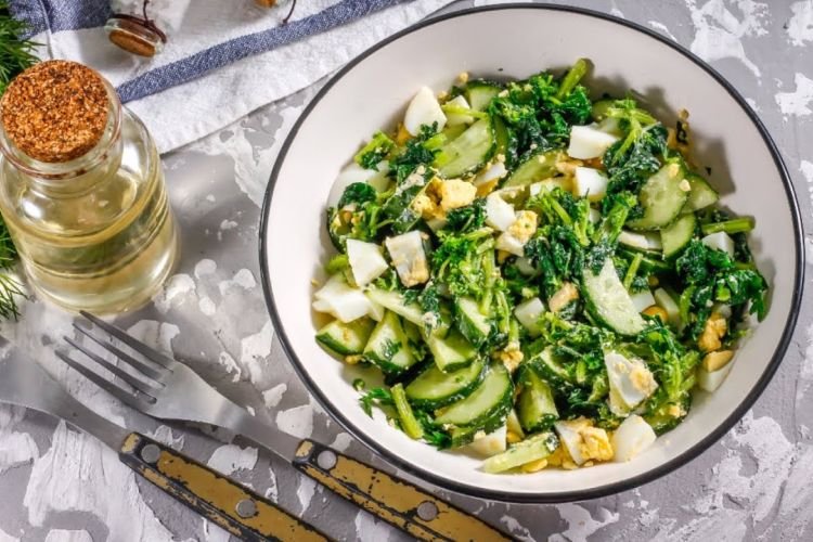 Салат с огурцами и крапивой