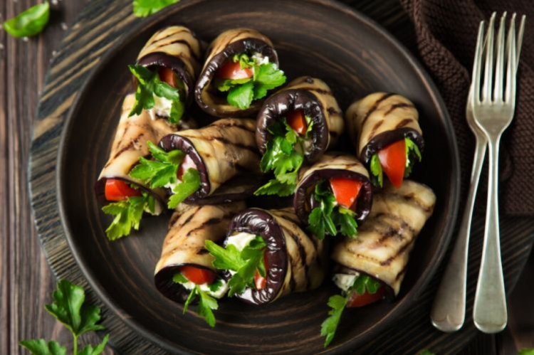 Рулетики из жареных баклажанов с помидорами
