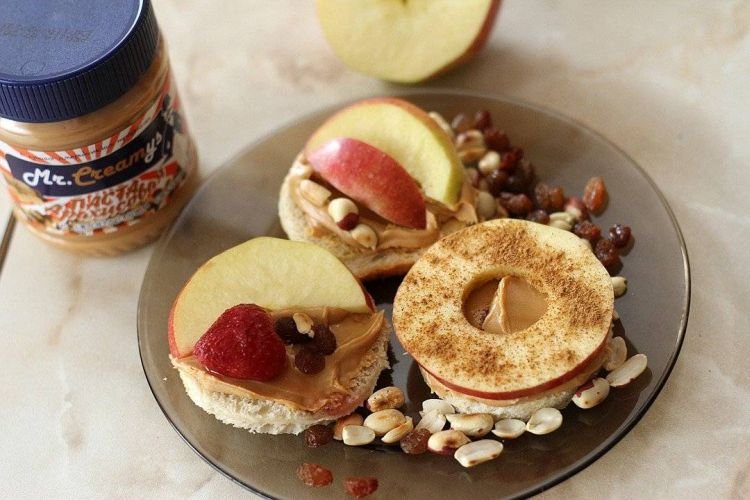Яблочные канапе с арахисовой пастой