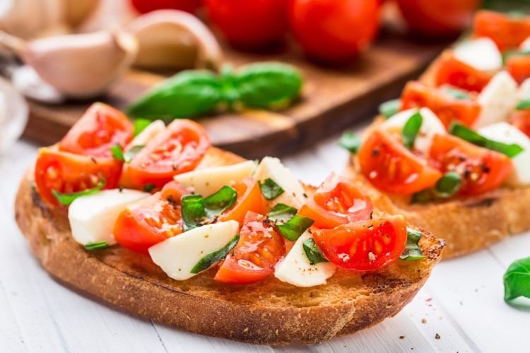 Брускетты с моцареллой и помидорами