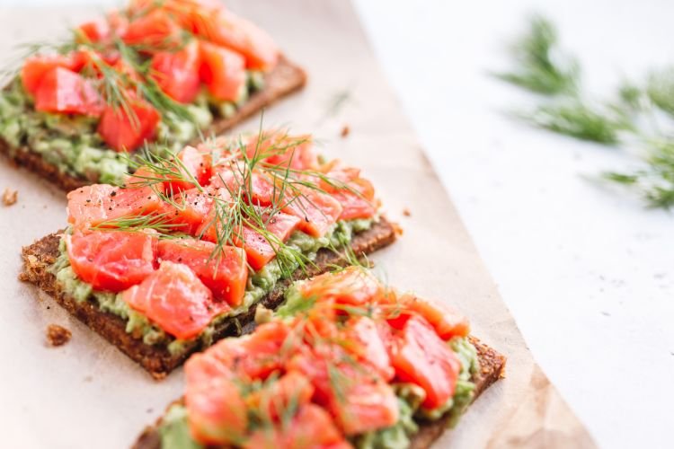 Хлебцы с авокадо и лососем