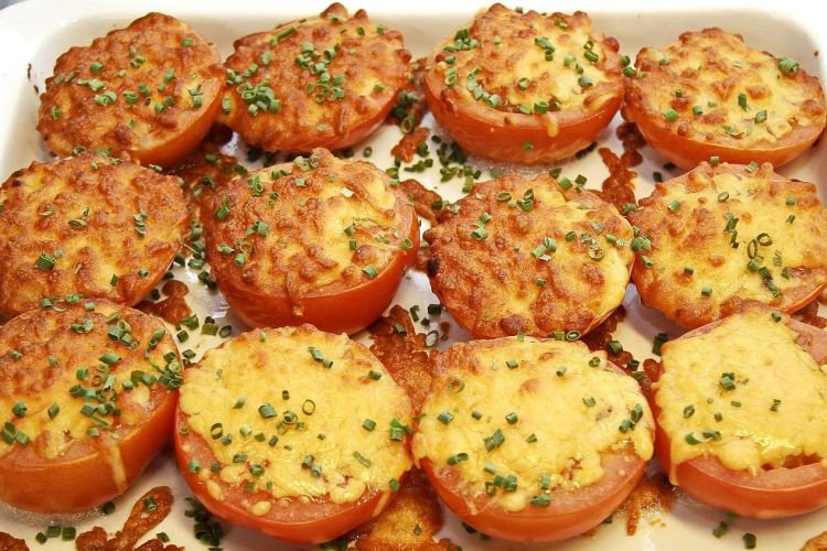 Запеченные помидоры под сыром