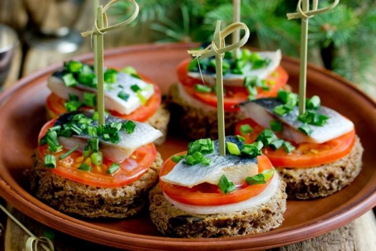 Бутерброды с помидорами и сельдью