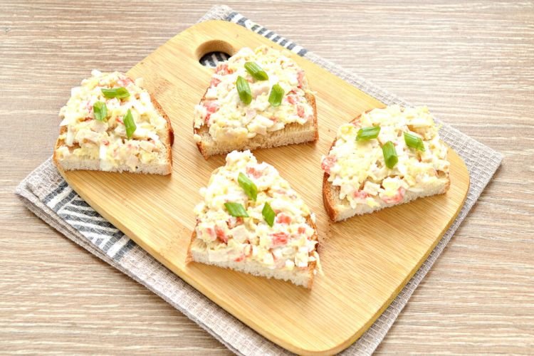 Бутерброды с крабовыми палочками
