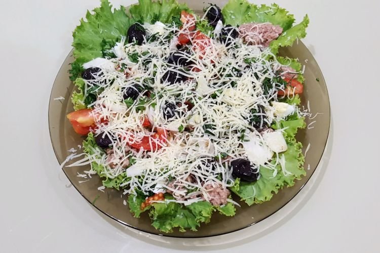 Салат с тунцом и базиликом