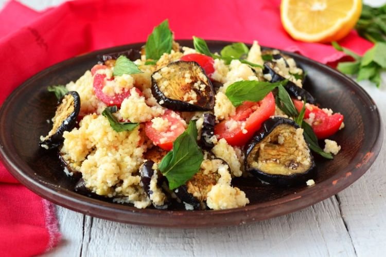 Салат с кускусом и баклажанами