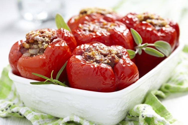 Перец, фаршированный рубленным мясом, рисом и помидорами
