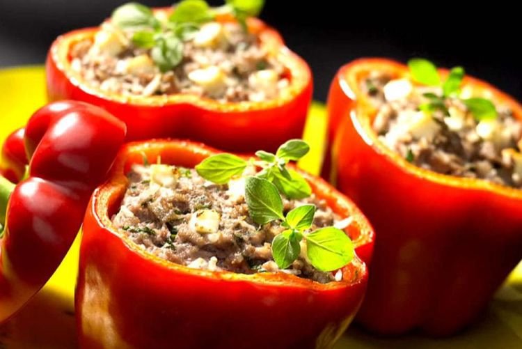 Фаршированный перец с баклажанами, говядиной и зеленью