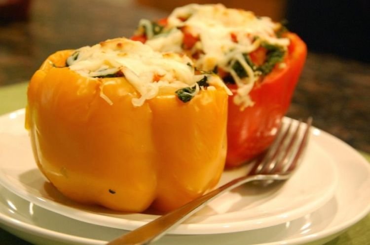 Перец, фаршированный моцареллой, помидорами и рисом