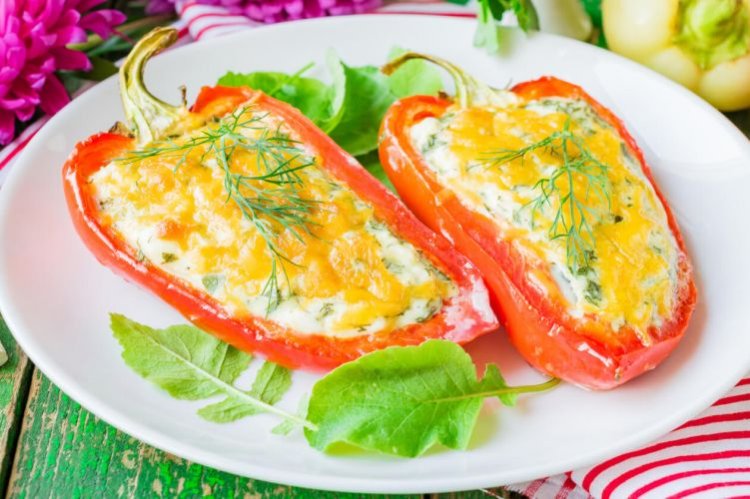 Болгарский перец, фаршированный творогом, фетой и зеленью