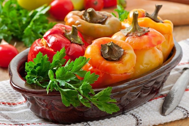 Фаршированный перец с помидорами в духовке