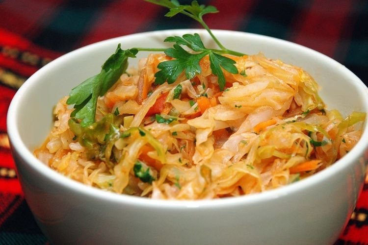 Тушеная капуста с беконом