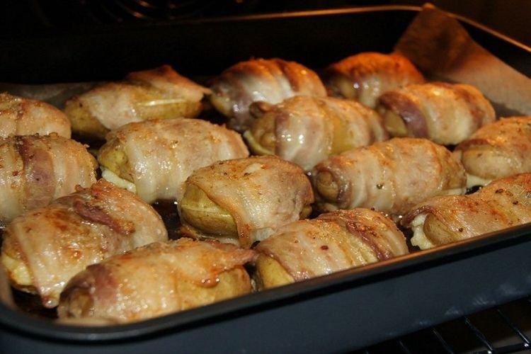 Запеченный картофель в беконе