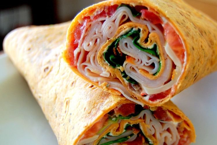 Рулетики из лаваша с беконом