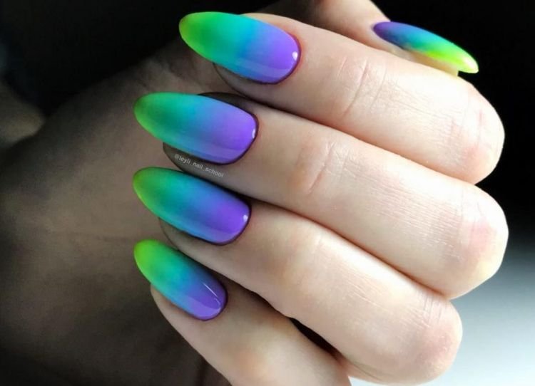 Маникюр с многоцветным градиентом