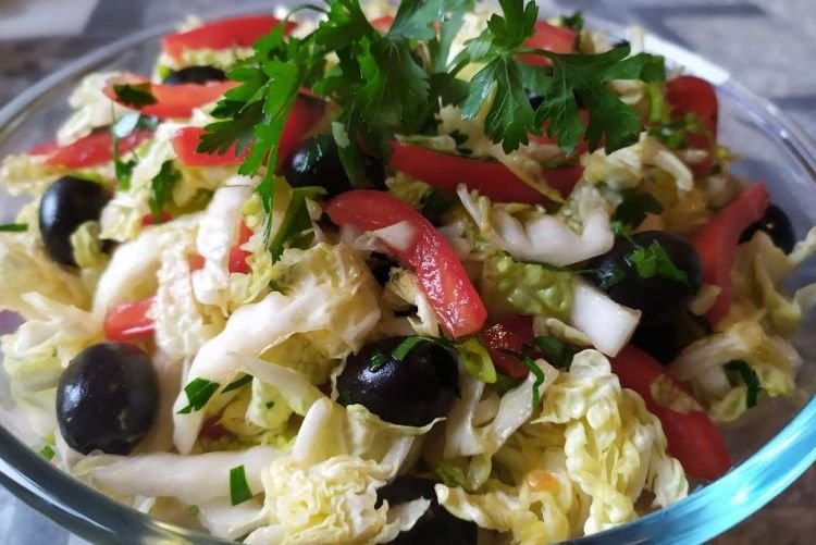 Капустный салат с маслинами и помидорами