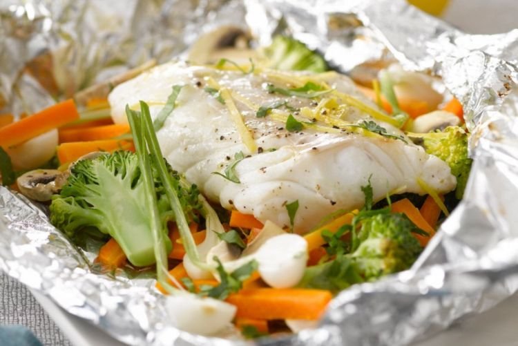 Треска с овощами в фольге