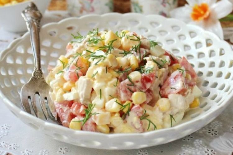 Салат с курицей и кукурузой