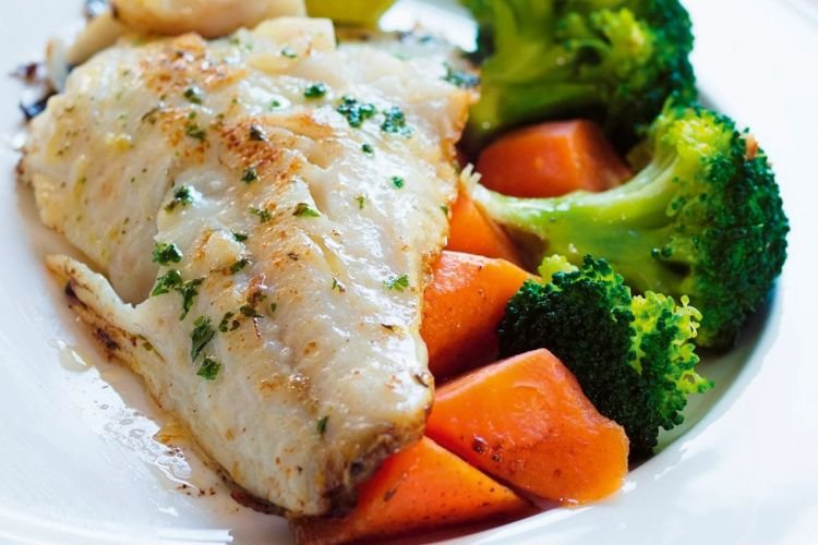 Минтай с брокколи и цветной капустой