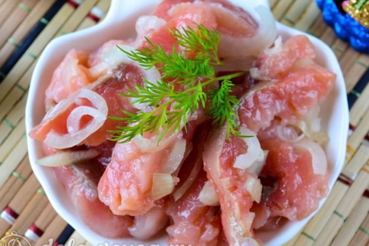 Маринованная горбуша с луком