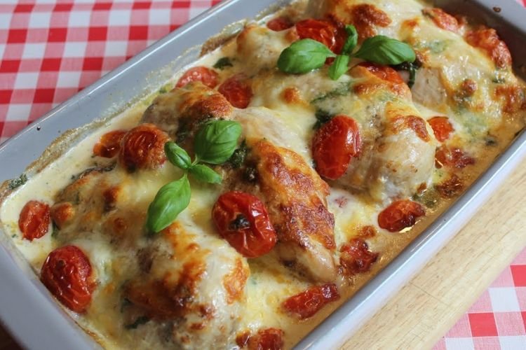 Курица, запеченная с помидорами в сливочном соусе