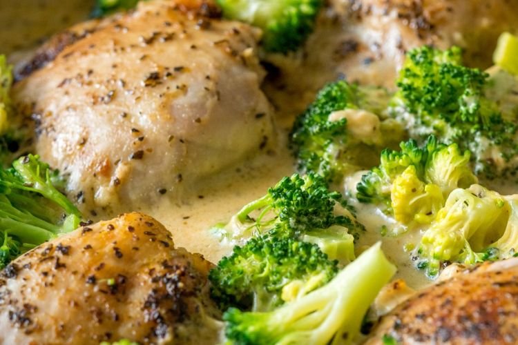Курица, запеченная с брокколи в сливочном соусе