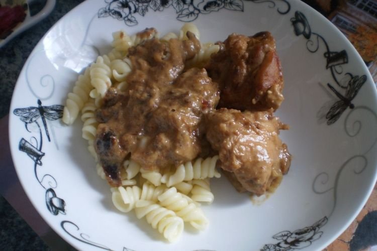 Курица с черносливом в сливочном соусе