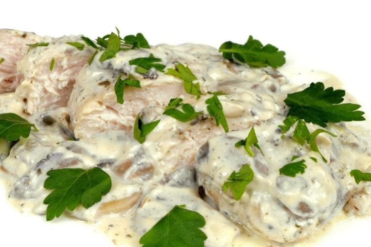 Курица с орехами и маком, томленная в сливочном соусе