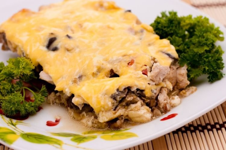 Курица, запеченная с ананасом, баклажанами и сливками