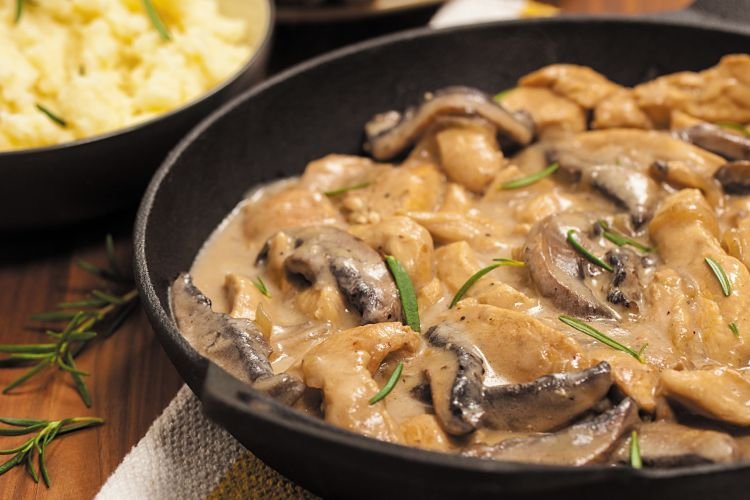 Курица с грибами в сливочном соусе