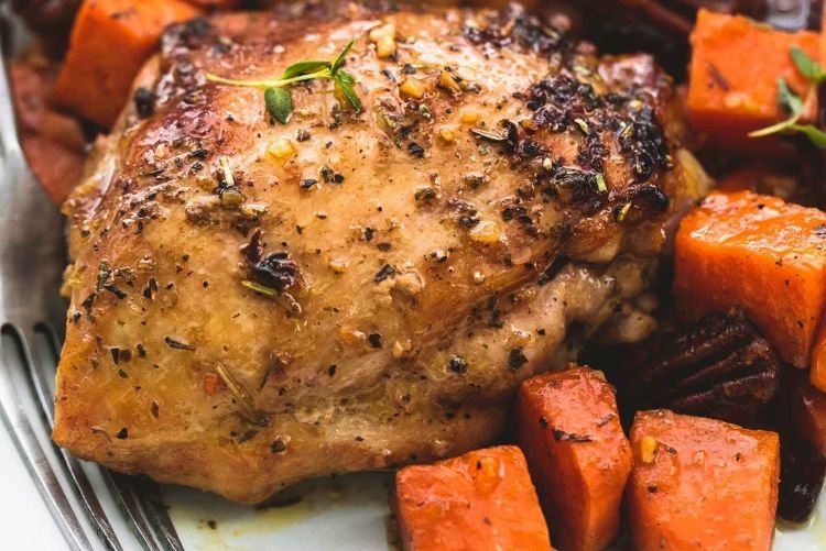 Куриные бедрышки с бататом в духовке