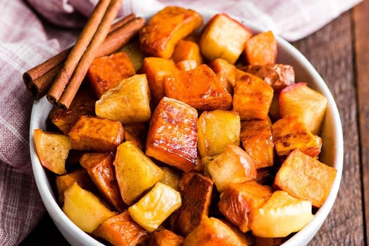 Запеченный батат с яблоками