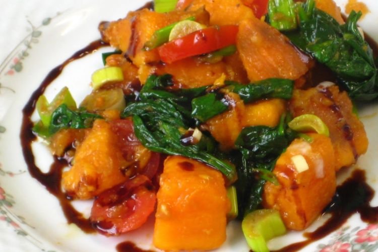 Жареный батат со шпинатом