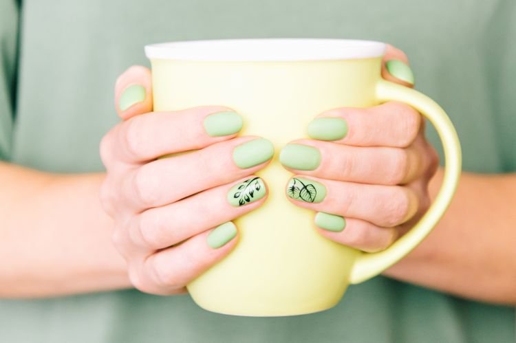 Маникюр на короткие ногти, лето 2022: модные тренды и красивые идеи (50 фото)