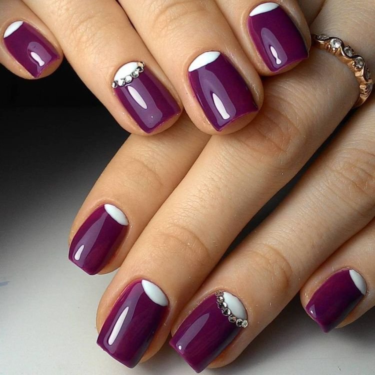 Лунный маникюр со стразами